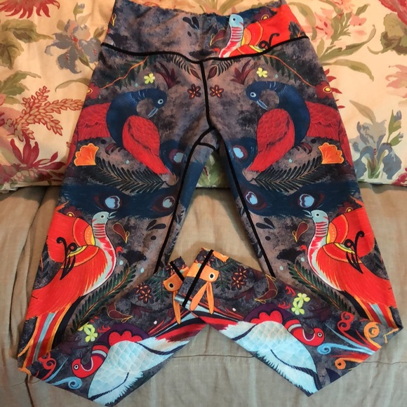FINEMORE size Medium PEACOCK Print Legging VIVID Coloring LongLeg RARE $129 NEW - Picture 3 of 13
